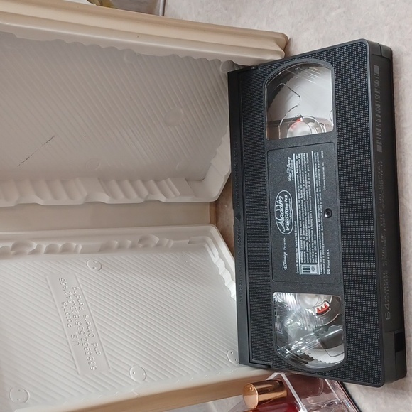 Disney VHS Tape Aladdin and the King of Thieves - Picture 2 of 4